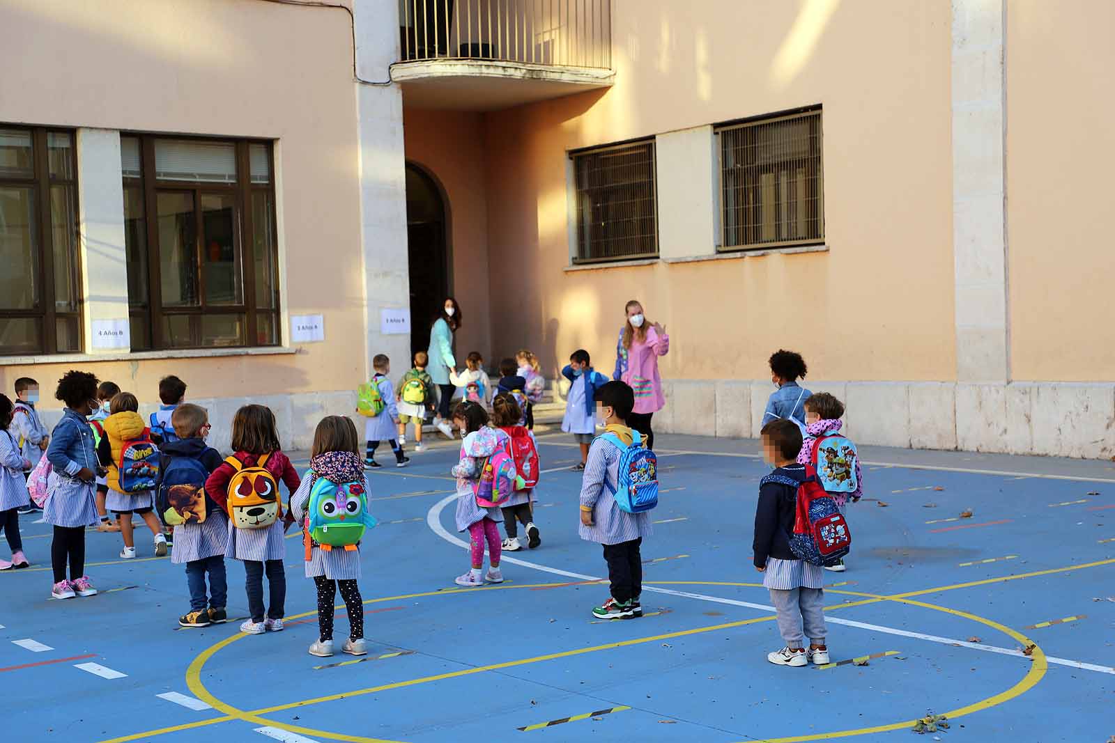 Decenas de niños esperan pacientemente en la calle antes de entrar en el colegio Jueces de Castilla. 