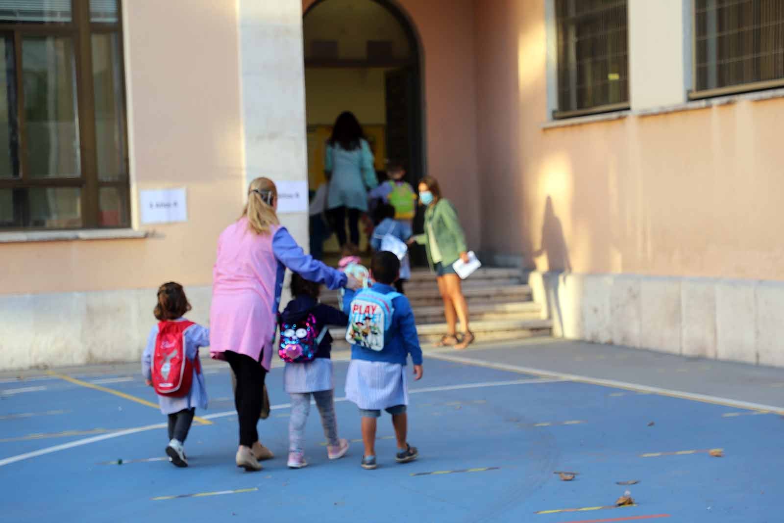 Decenas de niños esperan pacientemente en la calle antes de entrar en el colegio Jueces de Castilla. 