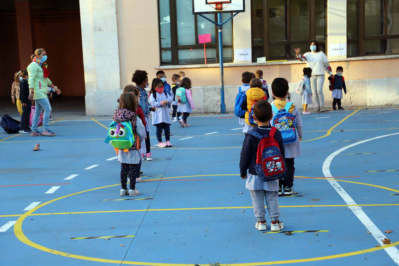 Decenas de niños esperan pacientemente en la calle antes de entrar en el colegio Jueces de Castilla. 