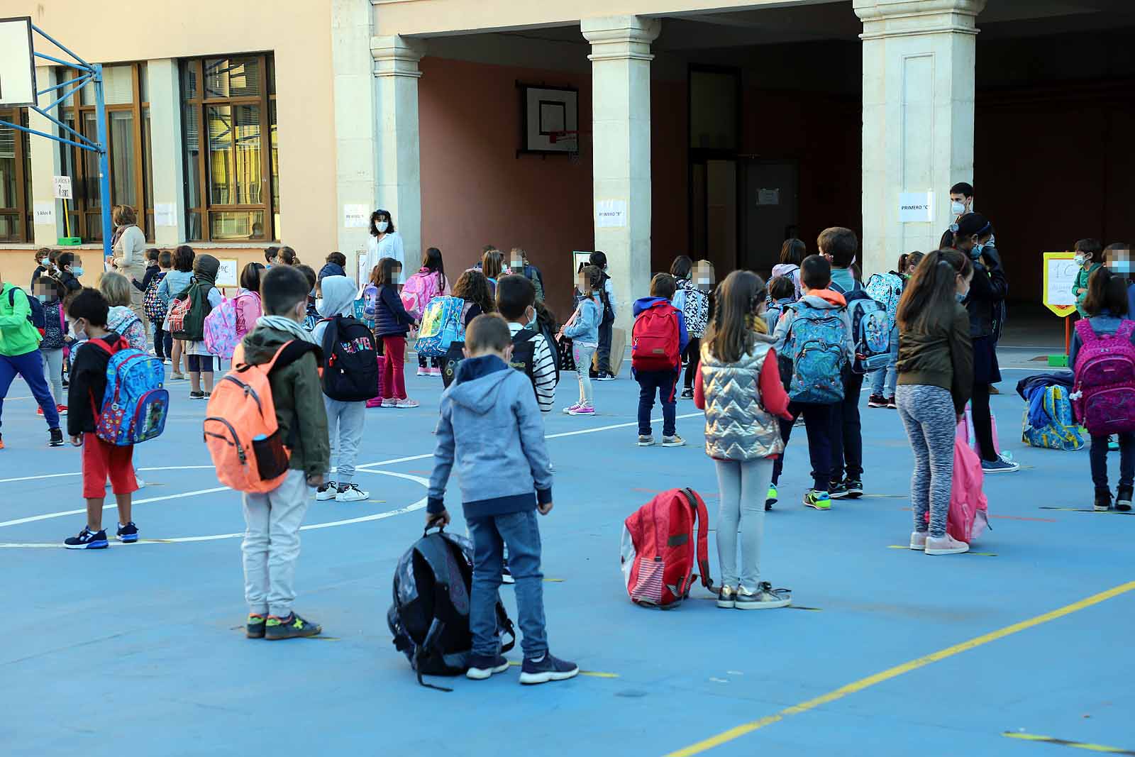 Decenas de niños esperan pacientemente en la calle antes de entrar en el colegio Jueces de Castilla. 