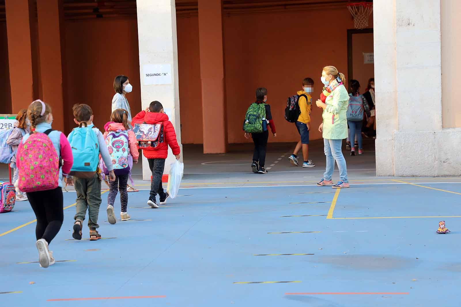 Decenas de niños esperan pacientemente en la calle antes de entrar en el colegio Jueces de Castilla. 