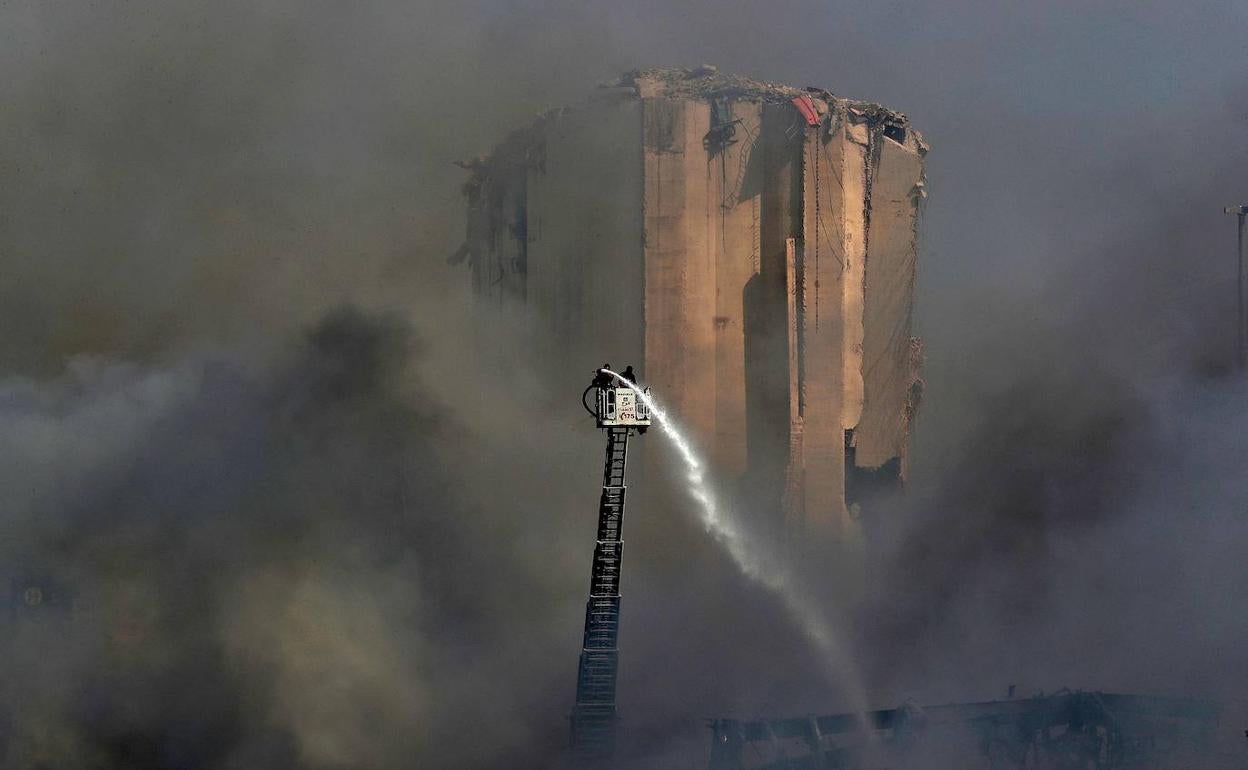 El fuego volvió a provocar el viernes el pánico en el puerto de Beirut. 