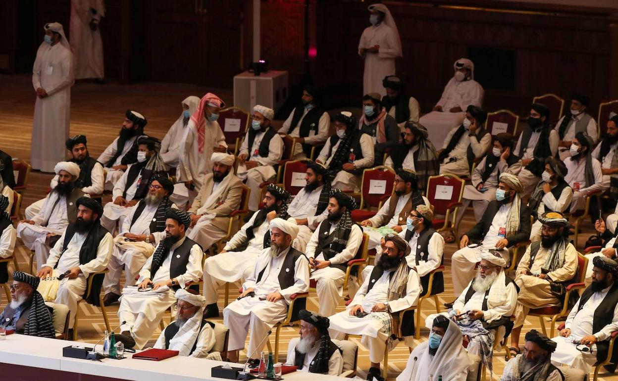 La delegación de los talibanes atiende la sesiones de la cumbre, en Doha.