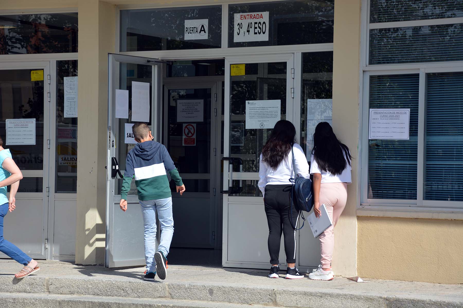 El trasiego de estudiantes ha sido una constante durante toda la mañana. 