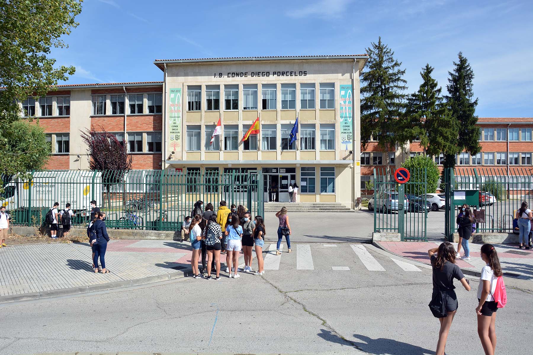 El trasiego de estudiantes ha sido una constante durante toda la mañana. 