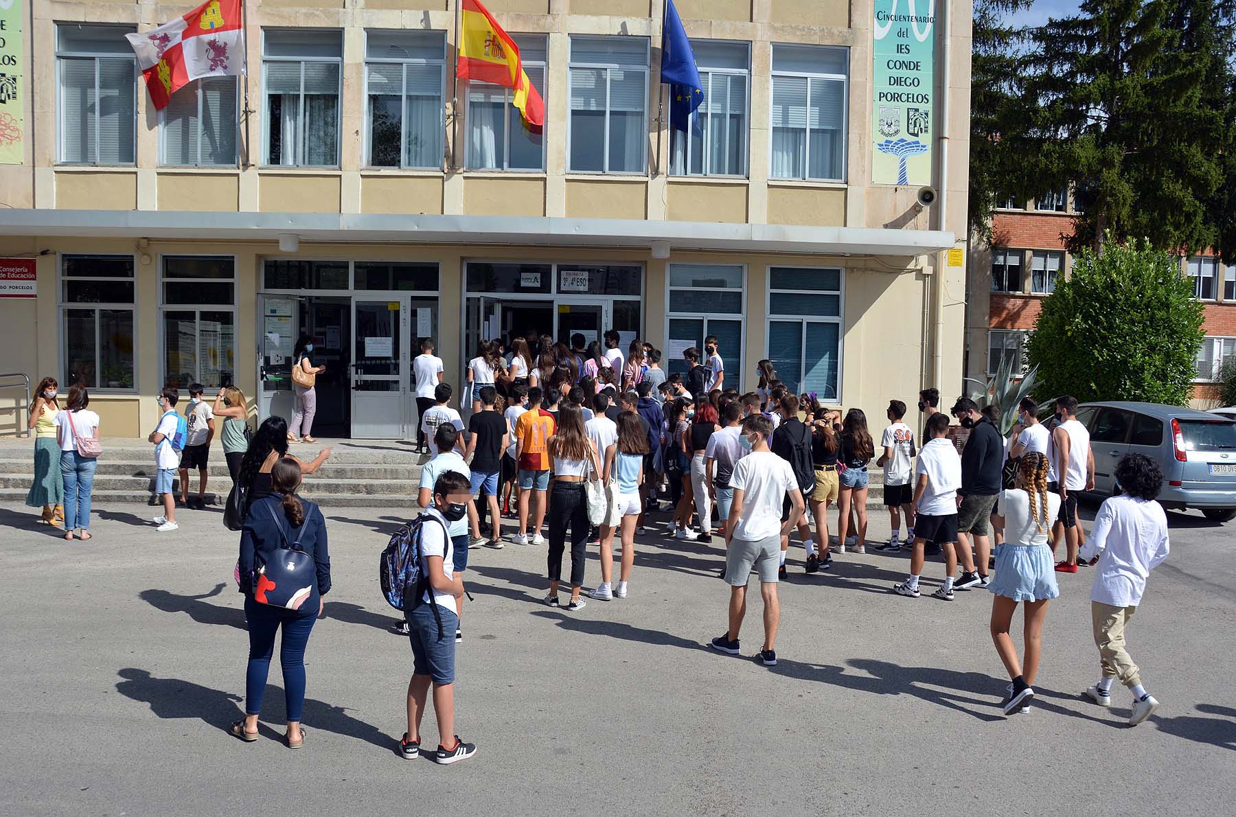 El trasiego de estudiantes ha sido una constante durante toda la mañana. 