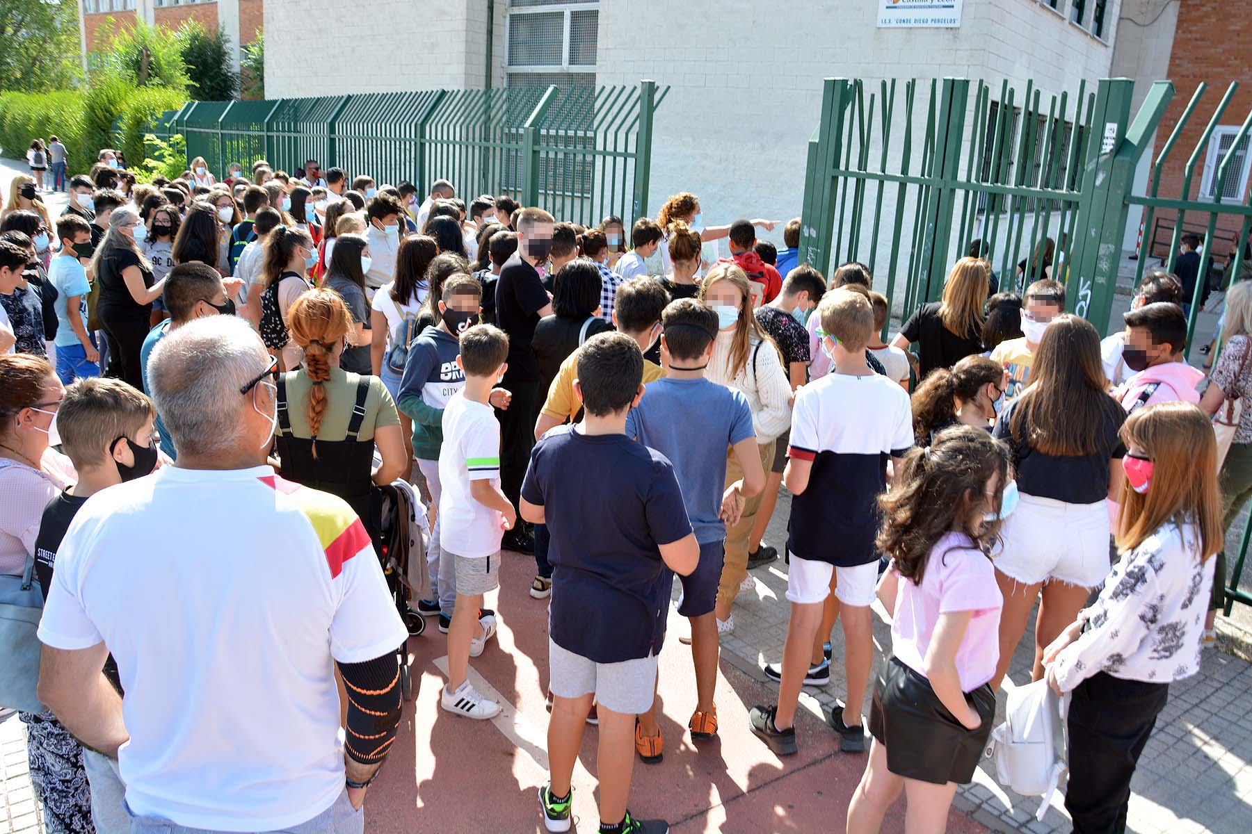 El trasiego de estudiantes ha sido una constante durante toda la mañana. 