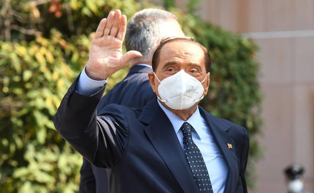 El ex primer ministro italiano Silvio Berlusconi, a la salida del hospital. 