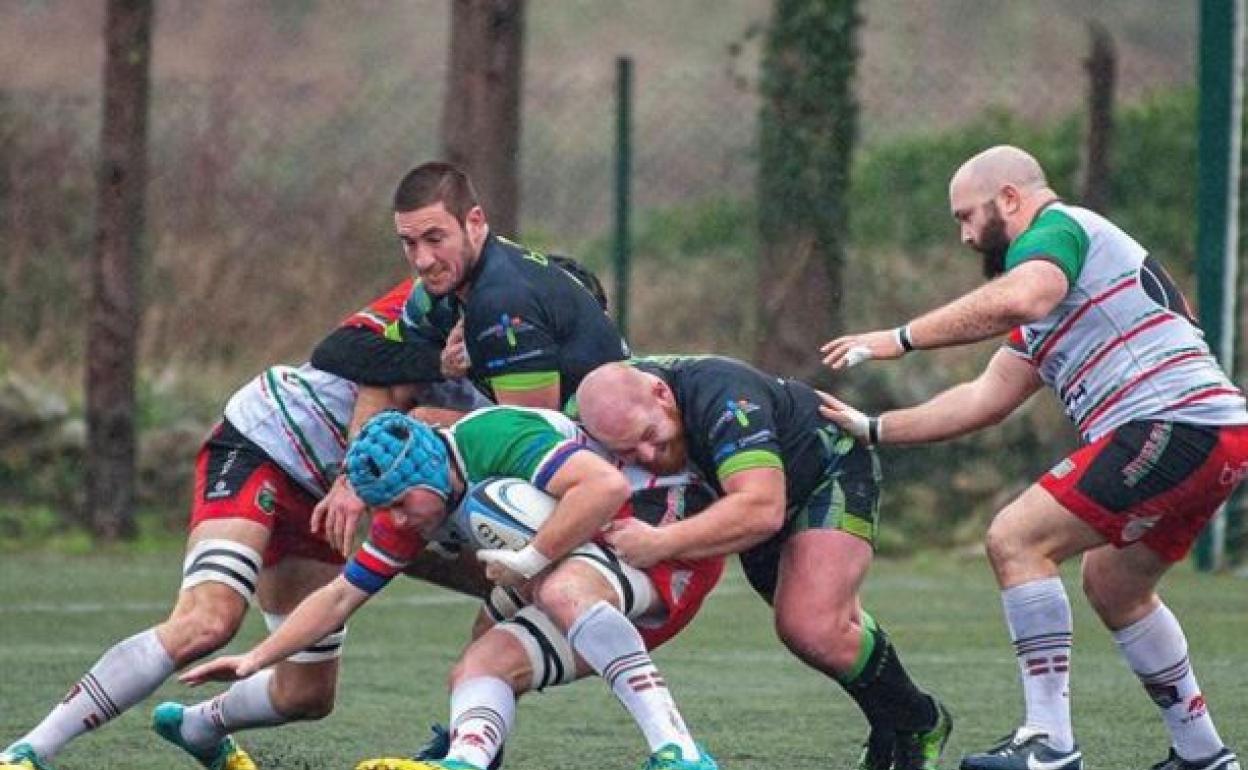 El pillier Tyran (en el centro) frena a un rival del Hernani, la pasada campaña en el Bathco. 