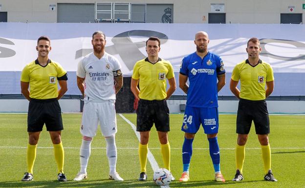 Los capitanes de Real Madrid y Getafe posan antes del partido. 