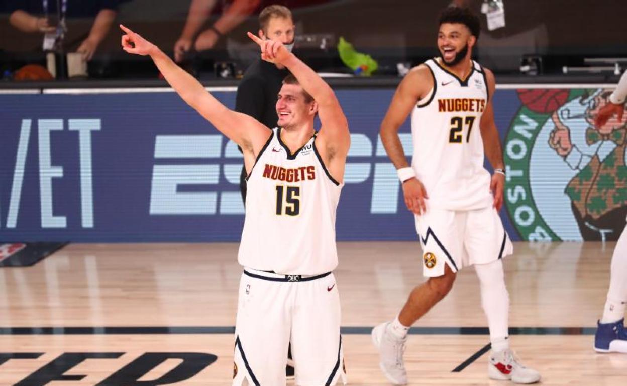 Nikola Jokic celebra una canasta. 