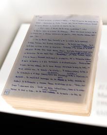 Imagen secundaria 2 - Arriba, la máquina de escribir que le regaló Ángeles de Castro a Delibes; debajo, los Reyes durante la inauguración y el manuscrito de 'El hereje'. 