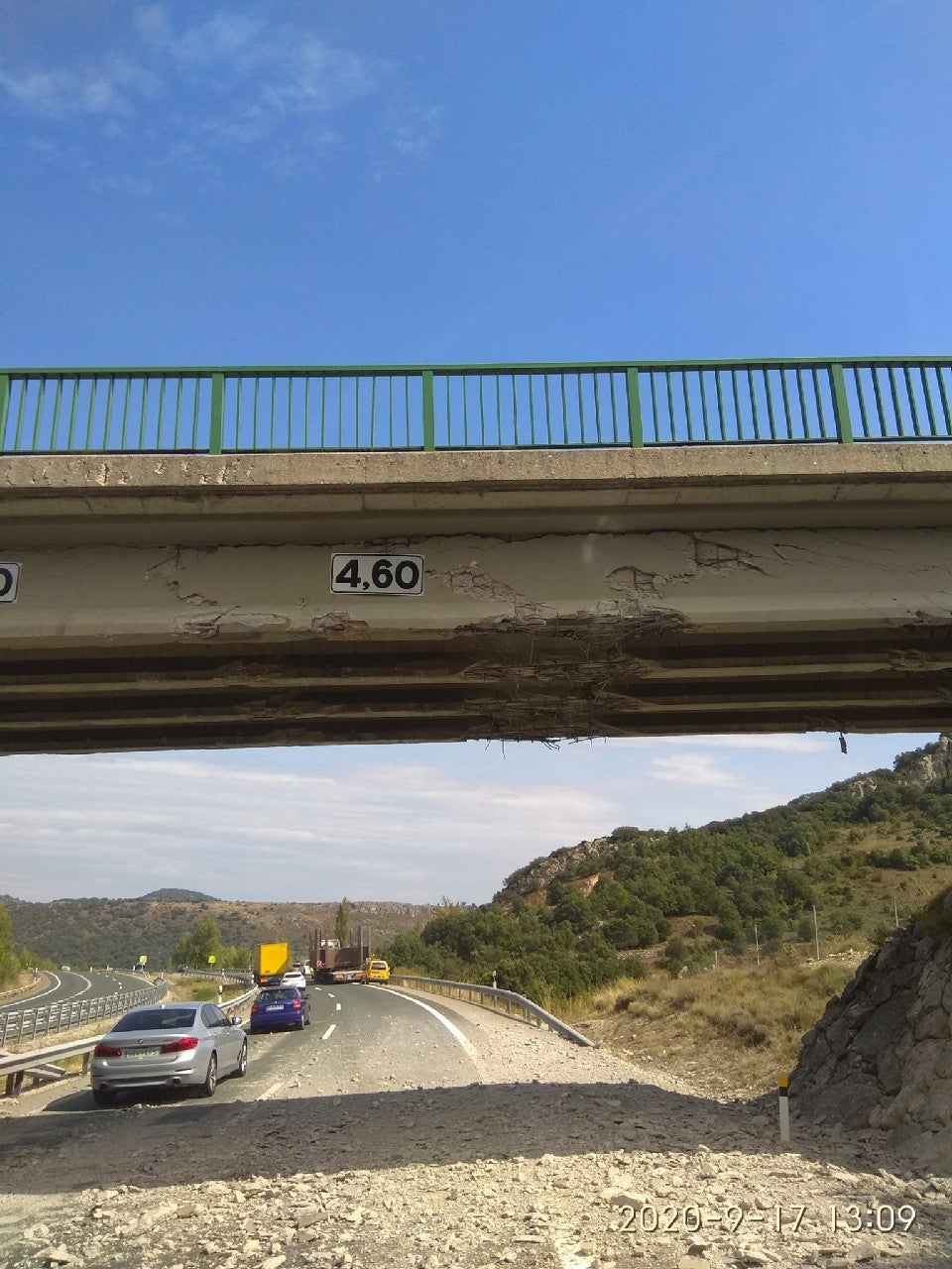 Imagen secundaria 2 - Cortada la A-1 en Pancorbo tras impactar un transporte especial en un puente