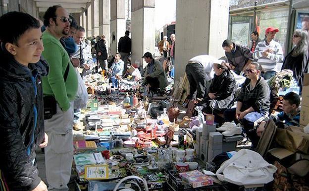 El Ayuntamiento suspende el mercadillo de la Plaza España por incumplimentos de las medidas sanitarias