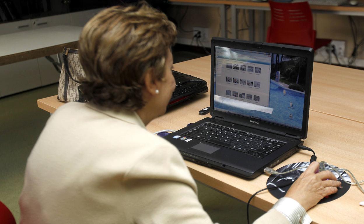 Una mujer navega por Internet en un ordenador.