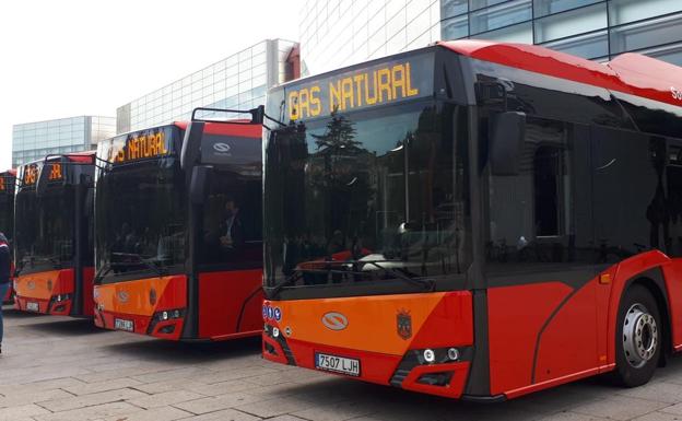 Burgos renueva su flota con cinco autobuses de gas que reducen un 30% las emisiones de CO2