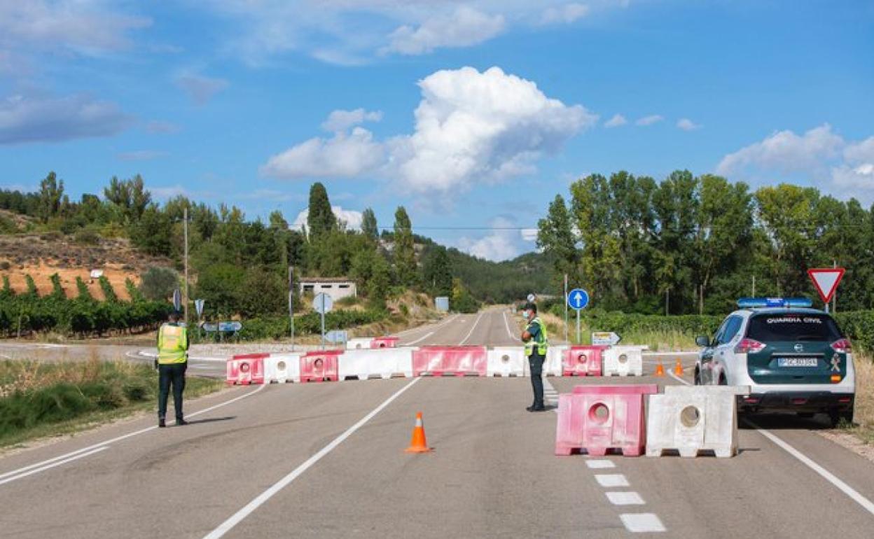 El aislamiento de la localidad ha venido acompañado del corte de la carretera. 