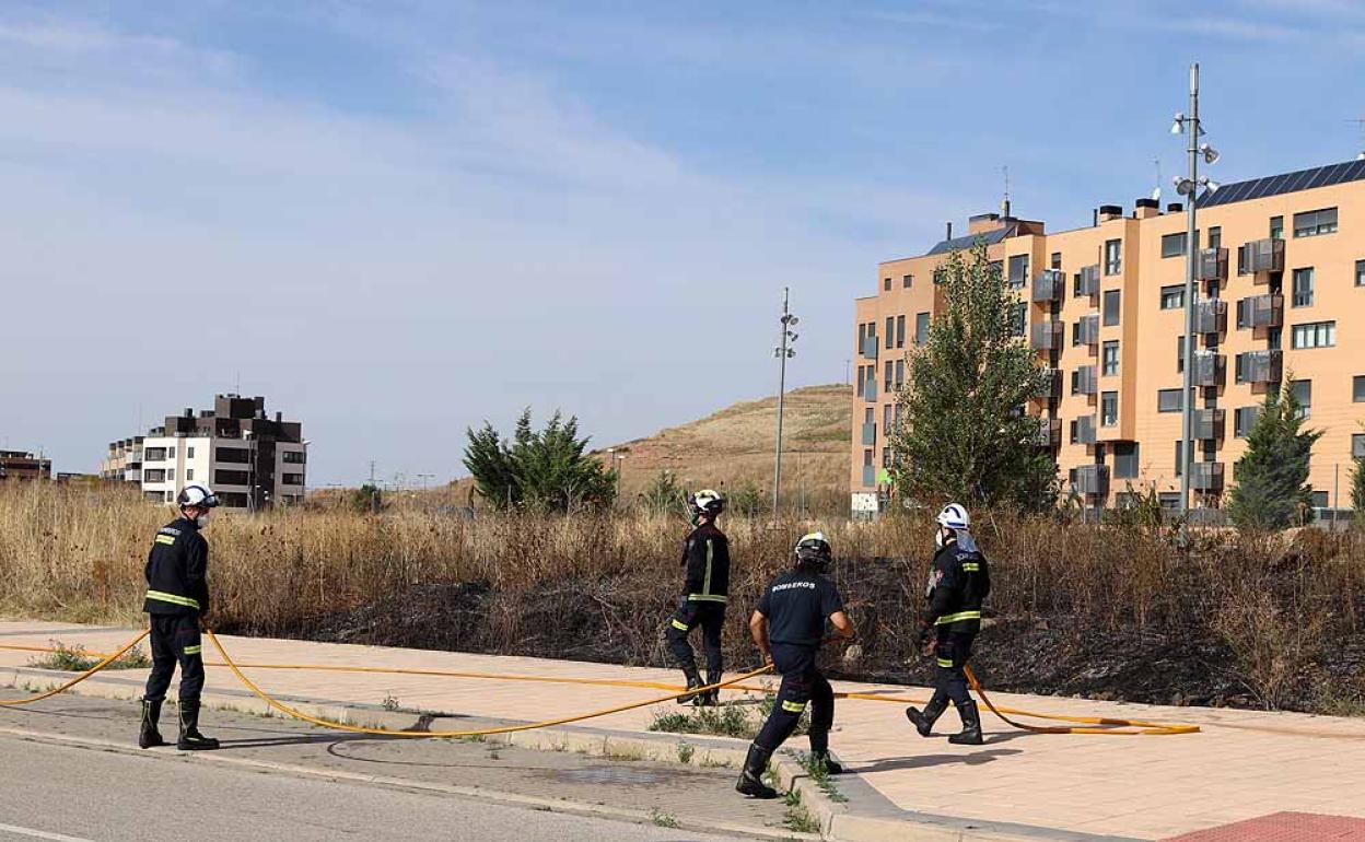 Los bomberos han tenido que acudir hasta en ocho ocasiones al barrio en menos de quince días.