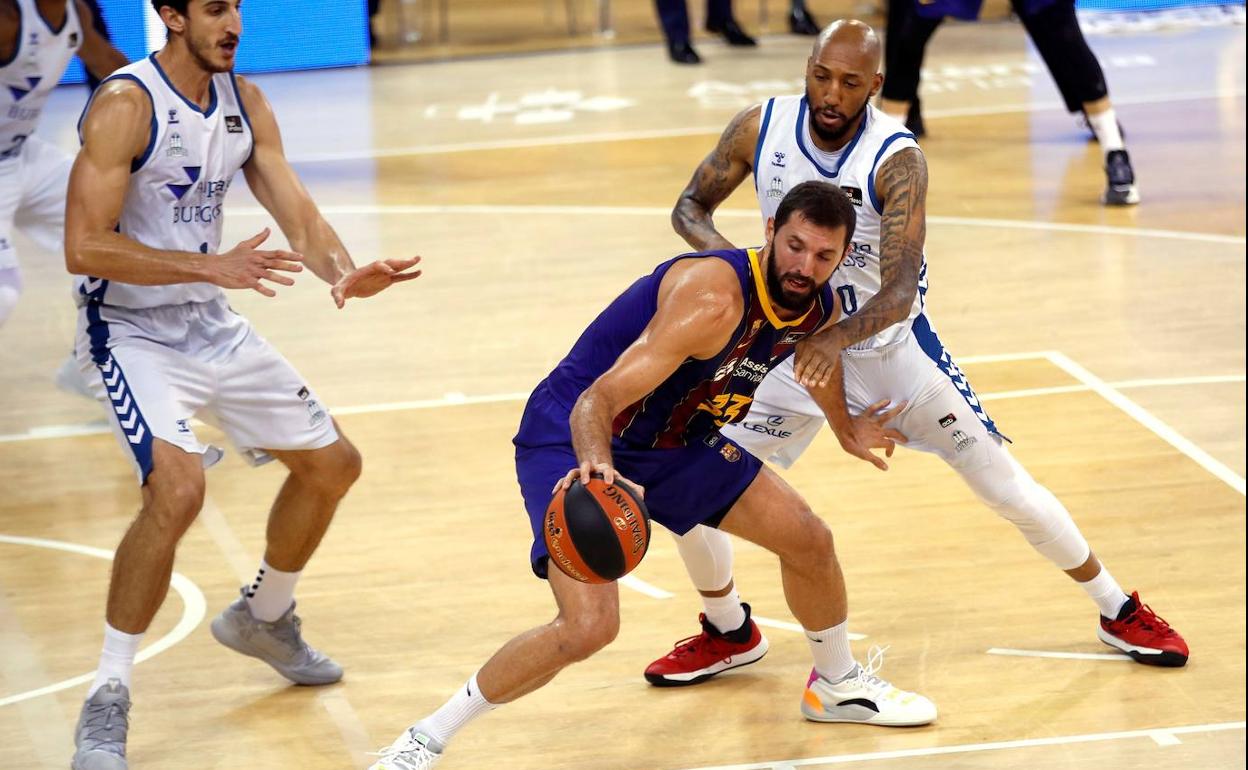 Nikola Mirotic controla el balón ante los jugadores del Hereda San Pablo Burgos, Deixen Kravic y Kei Horton, en una jugada del partido del pasado domingo en Barcelona.