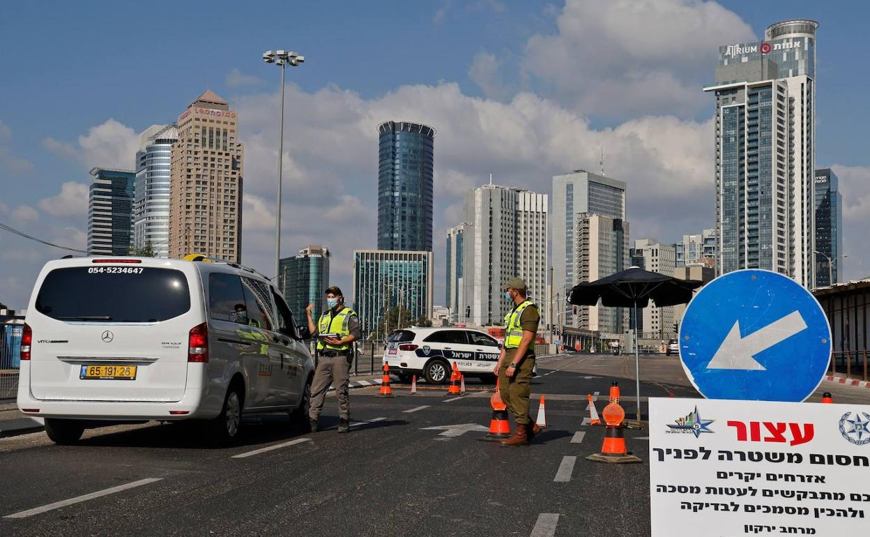 Control policial por la pandemia en Tel Aviv.