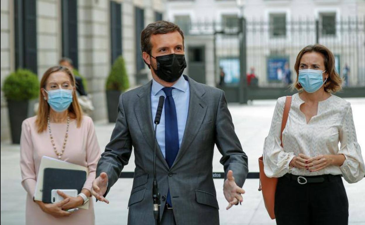 El líder del PP, Pablo Casado, junto a Ana Pastor (i) y Cuca Gamarra (d).