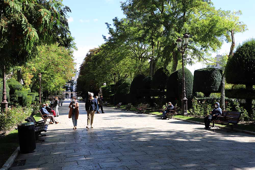 Fotos: El sol ha animado a los burgaleses a salir a la calle el primer domingo del otoño