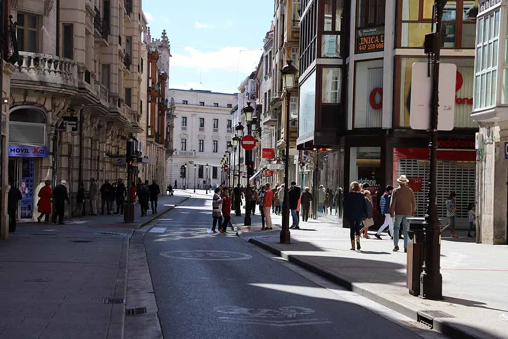 Fotos: El sol ha animado a los burgaleses a salir a la calle el primer domingo del otoño