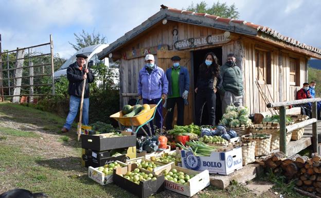 Imagen principal - El huerto-escuela comparte protagonismo con las vacas serranas en las V Jornadas de Agrosilvicultura