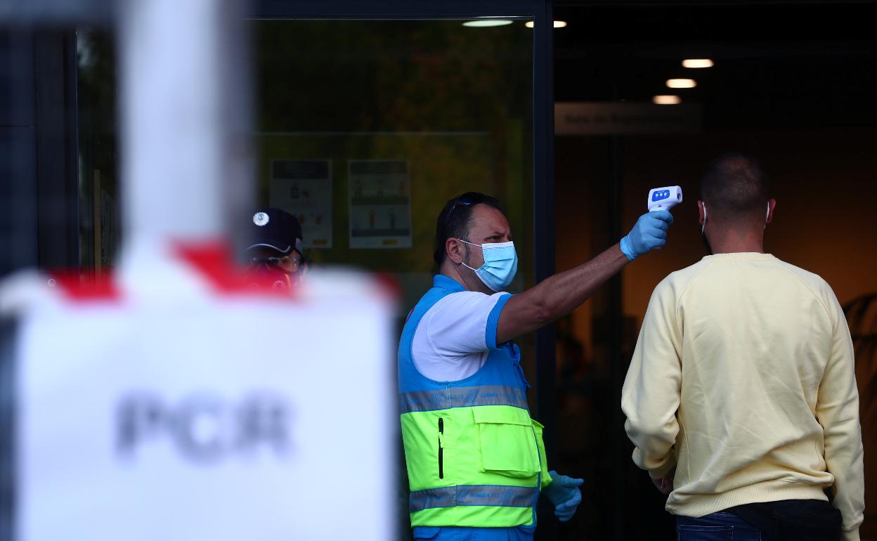 Pruebas PCR en el barrio de Vallecas.