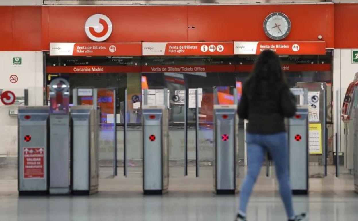 Accesos a la estación Nuevos Ministerios de Renfe en Madrid.