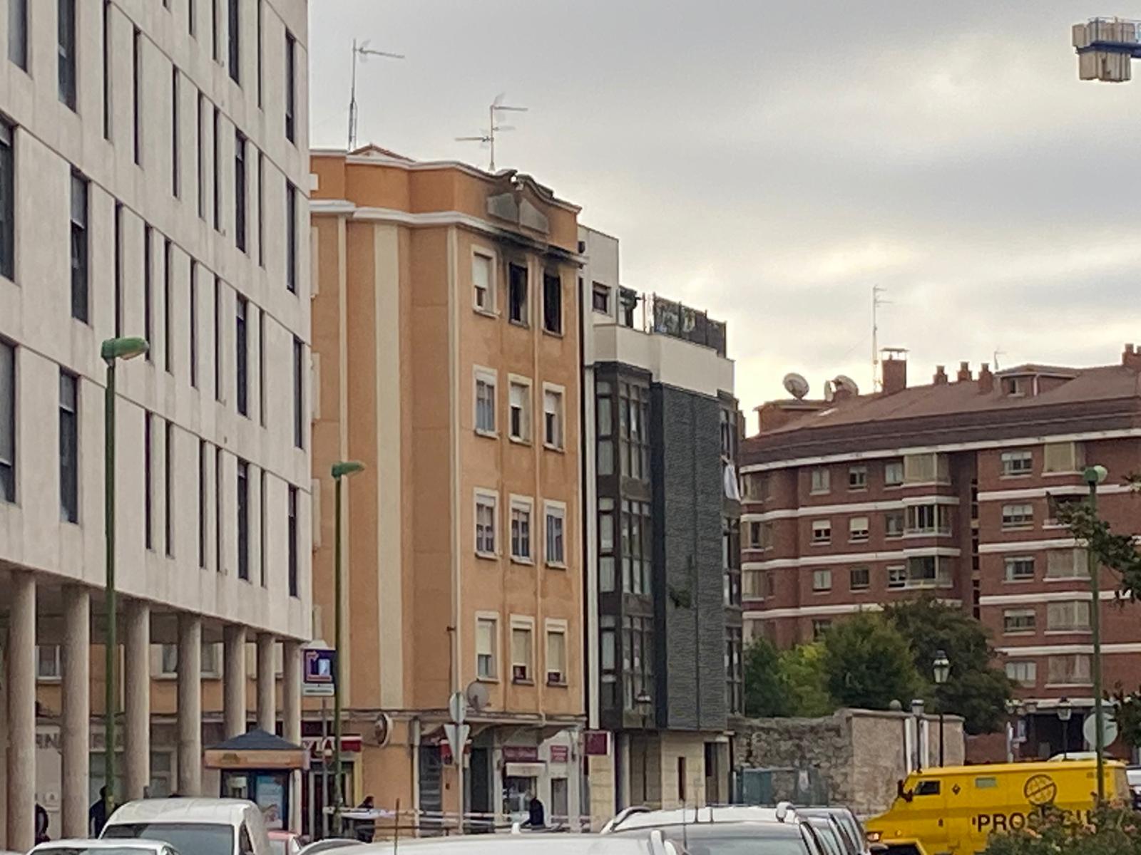 Fotos: Un incendio en una vivienda de Burgos acaba con un fallecido y tres heridos