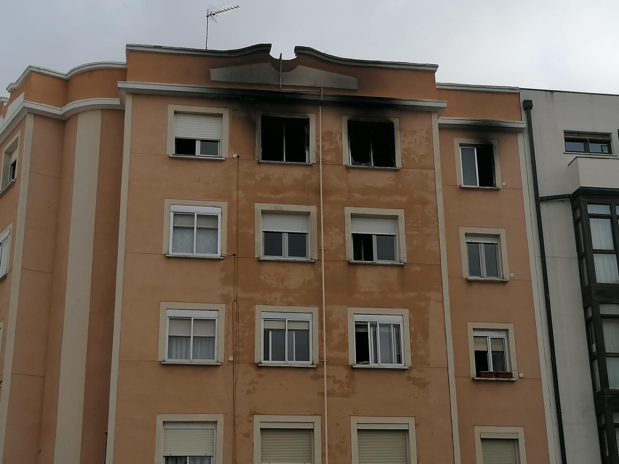 Fotos: Un incendio en una vivienda de Burgos acaba con un fallecido y tres heridos