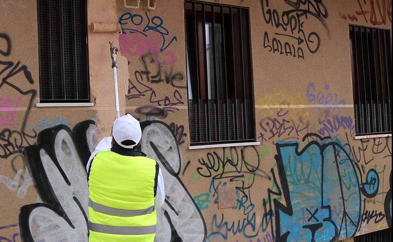 Las cuadrillas del plan de empleo llevan un mes trabajando en tareas de limpieza de grafitis.