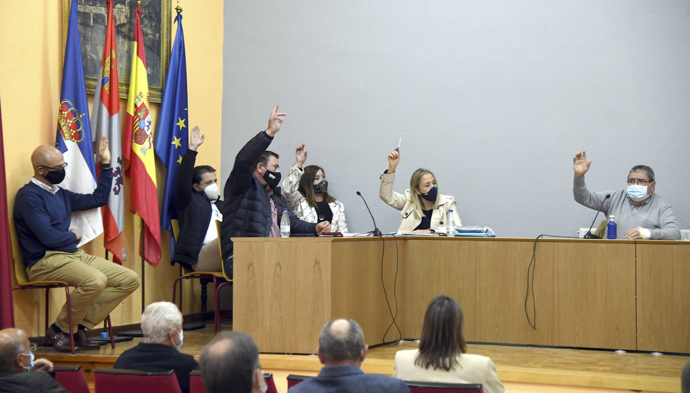 Fotos: PP y Cs sacan adelante una moción de censura en Lerma