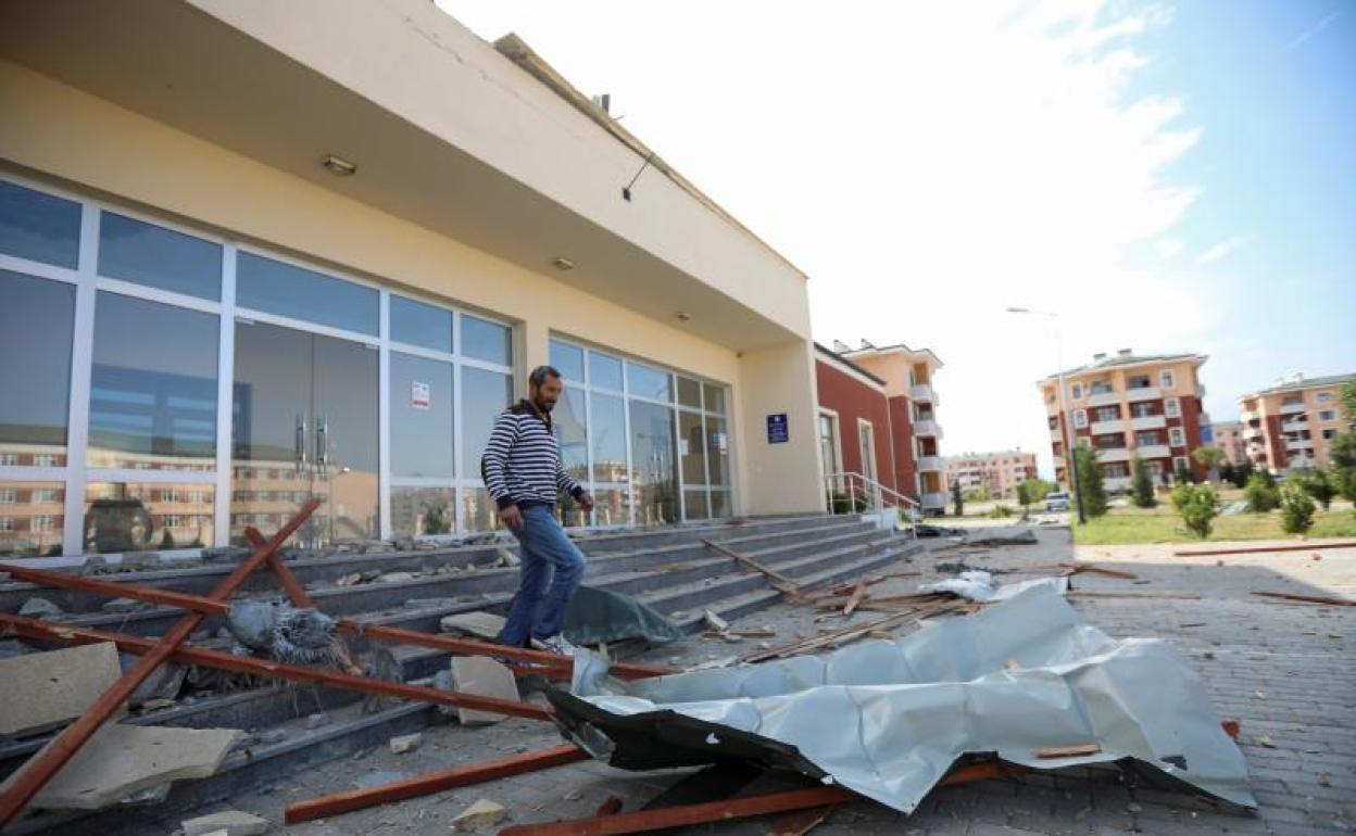 Un hombre camina entre los escombros de un edificio en la región de Nagorno-Karabaj 