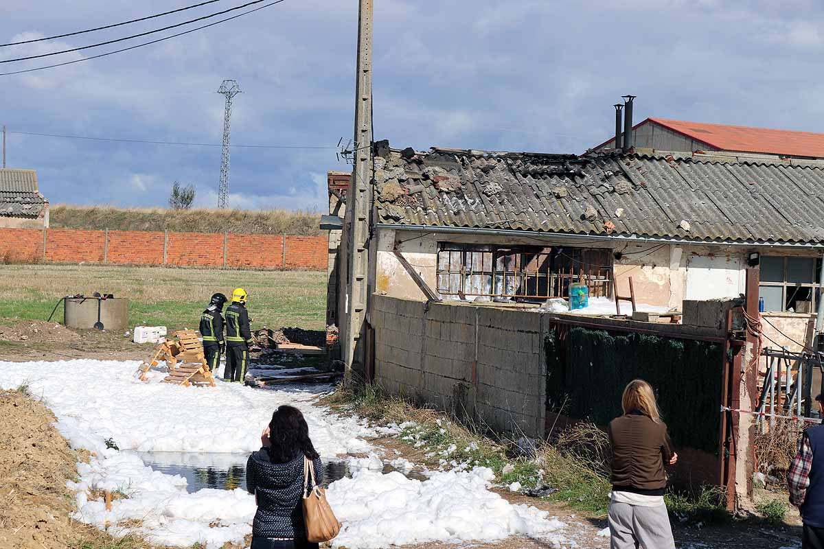 Fotos: Extinguido el incendio de una nave agrícola en Villagonzalo que se salda con daños materiales y sin heridos