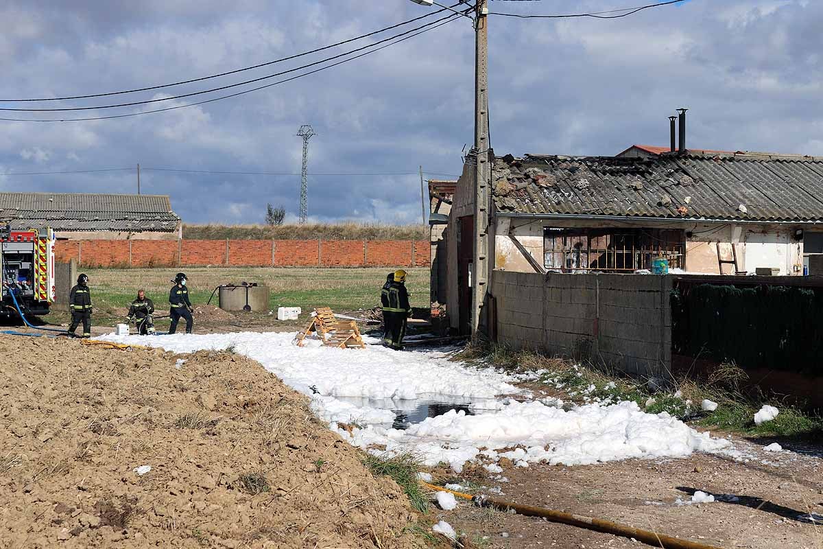 Fotos: Extinguido el incendio de una nave agrícola en Villagonzalo que se salda con daños materiales y sin heridos