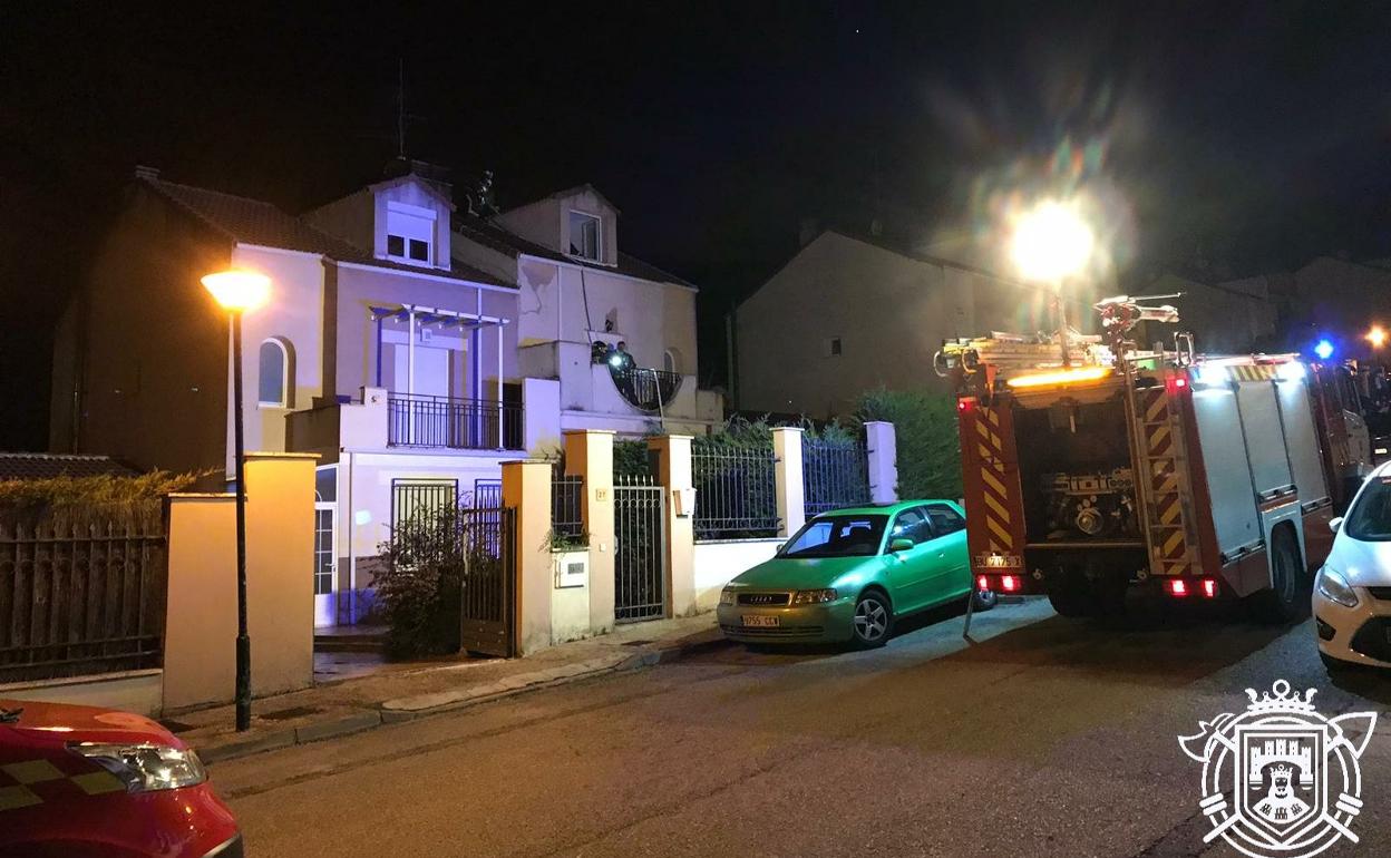 Dotación de los Bomberos de Burgos en la vivienda que sufrió el fuego en Quintanaortuño. 