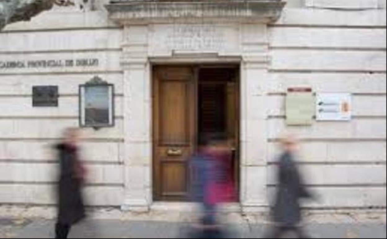 Puerta de acceso al Consulado del Mar donde se encuentra la Academia Provincial de Dibujo. 