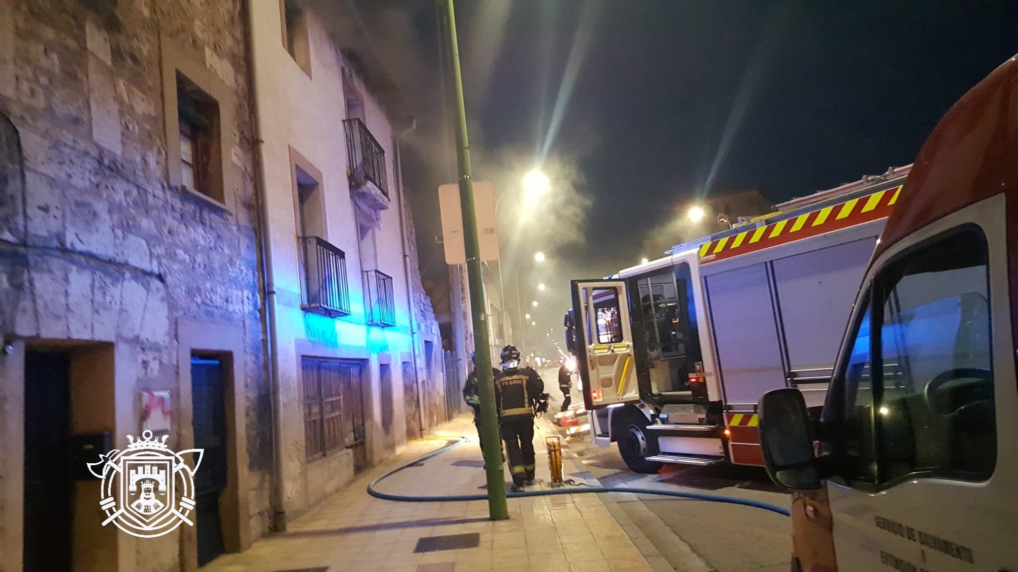 Los Bomberos de Burgos sofocan el incendio de una vivienda abandonada. 