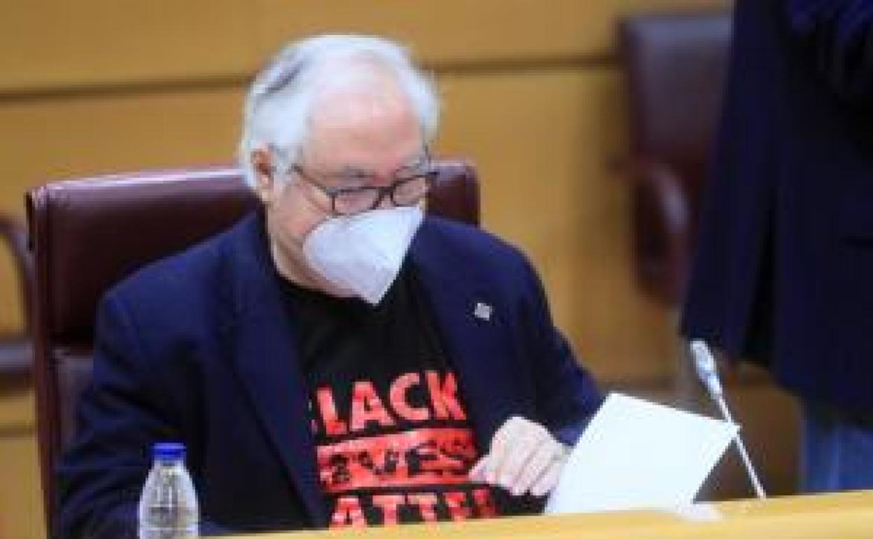 El ministro, con su camiseta, en el Senado.