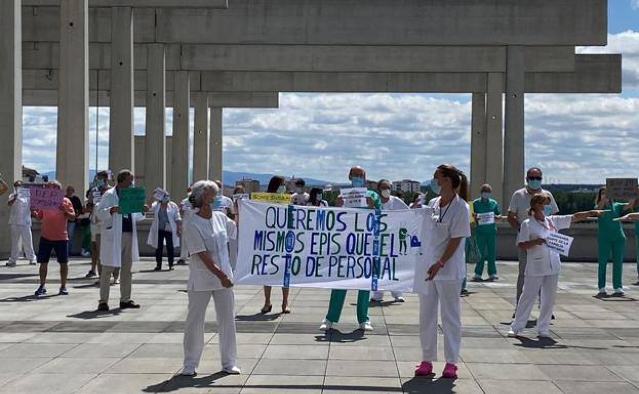 Decenas de profesionales se manifestaban en el HUBU en agosto reclamando la actualización del protocolo.