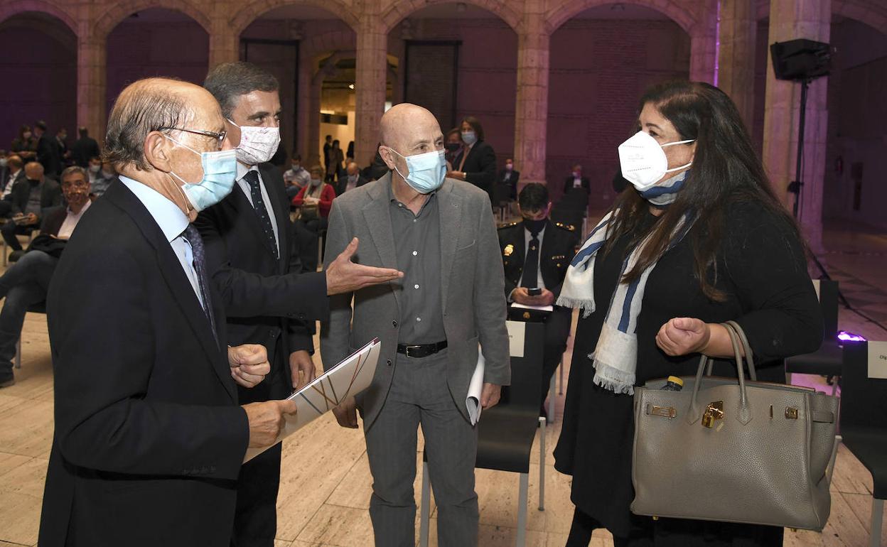 El vicepresidente de la Fundación Caja de Burgos, Antonio de Santiago y Díaz-Güemes, y el director de la misma, Rafael Barbero, charlan con los ponentes Sebastián Álvaro, y Olga San Jacinto.