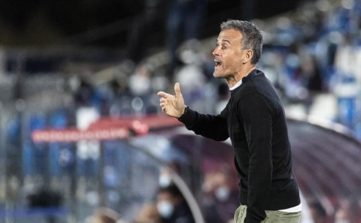 Luis Enrique da indicaciones durante el partido. 