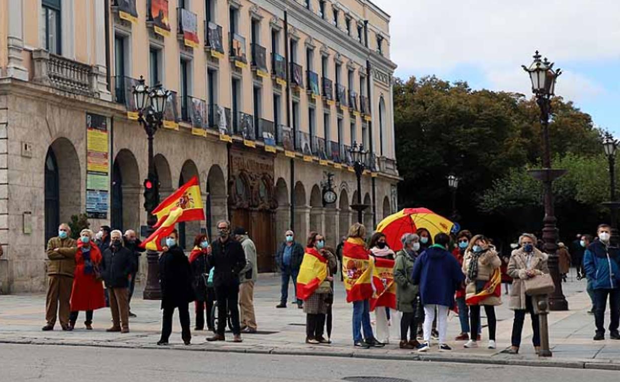 Decenas de vehículos acuden a la convocatoria de Vox en Burgos