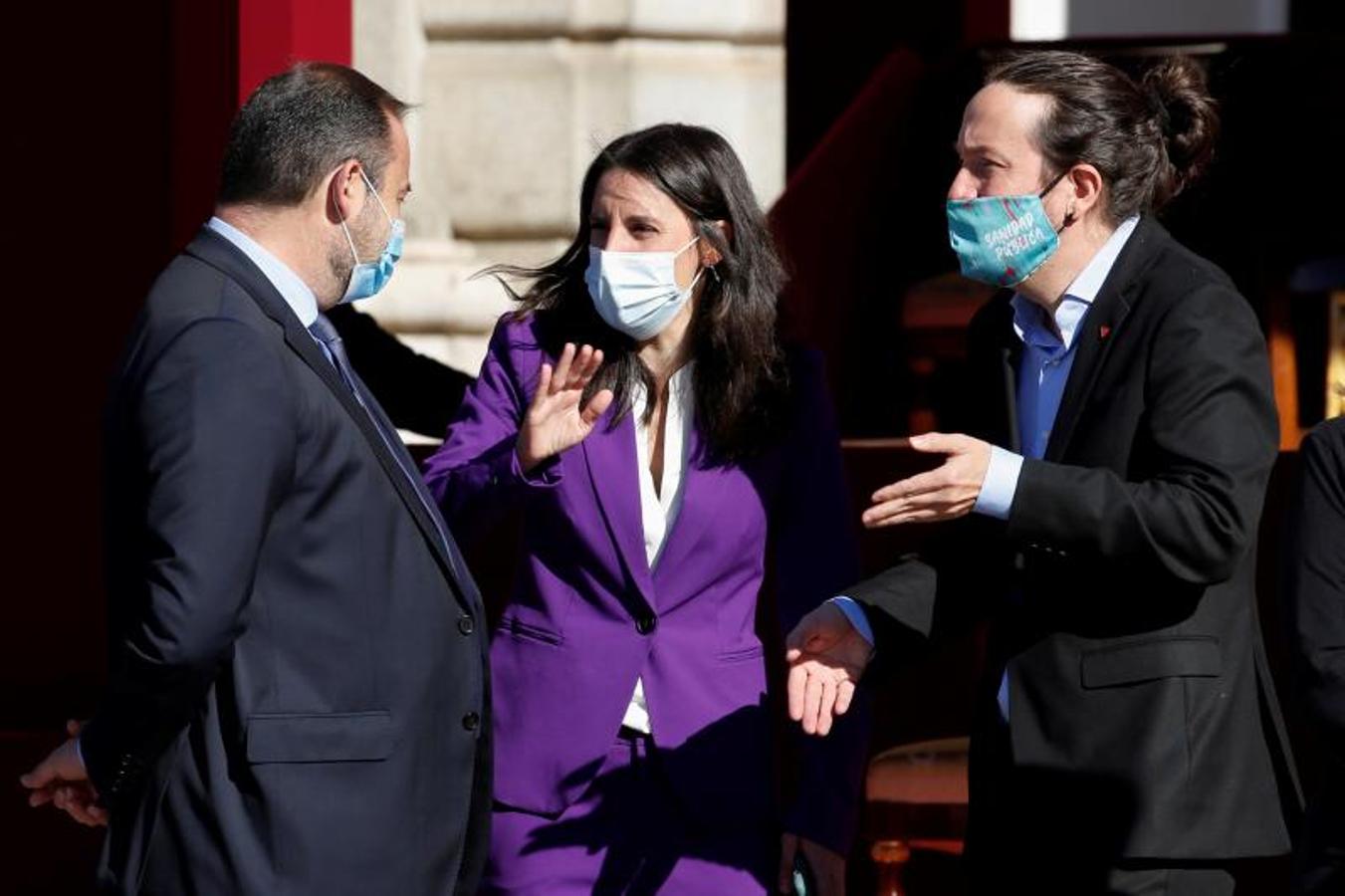 El vicepresidente del Gobierno, Pablo Iglesias (d) conversa con la ministra de Igualdad, Irene Montero (c) y el ministro de Transportes, José Luis Ábalos (i) 