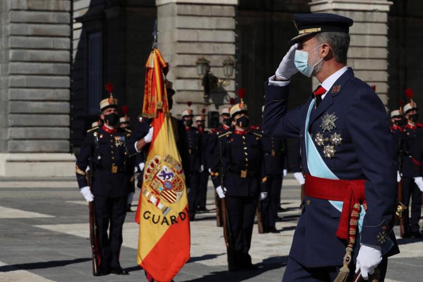 El rey Felipe saluda a las tropas a su llegada al acto