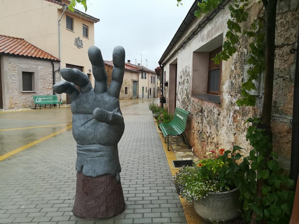 Escultura de un anciano ubicada en Mecerreyes. 