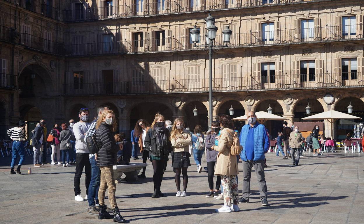 Un grupo de personas en la Plaza Mayor de Salamanca.