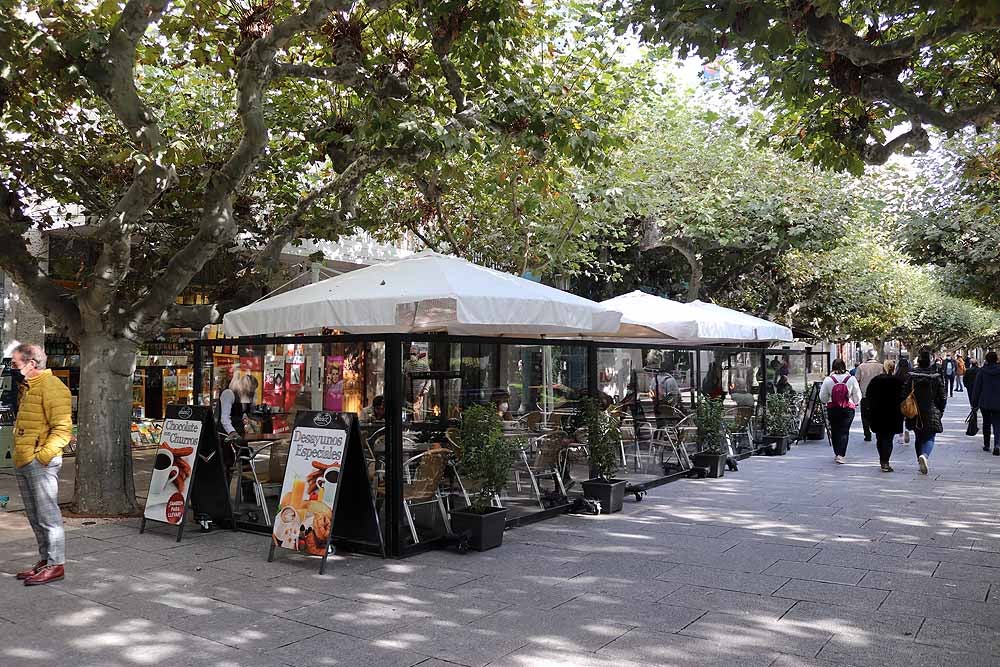 Fotos: Sábado de tapeo y ocio sin barra de bar y con frío en las terrazas